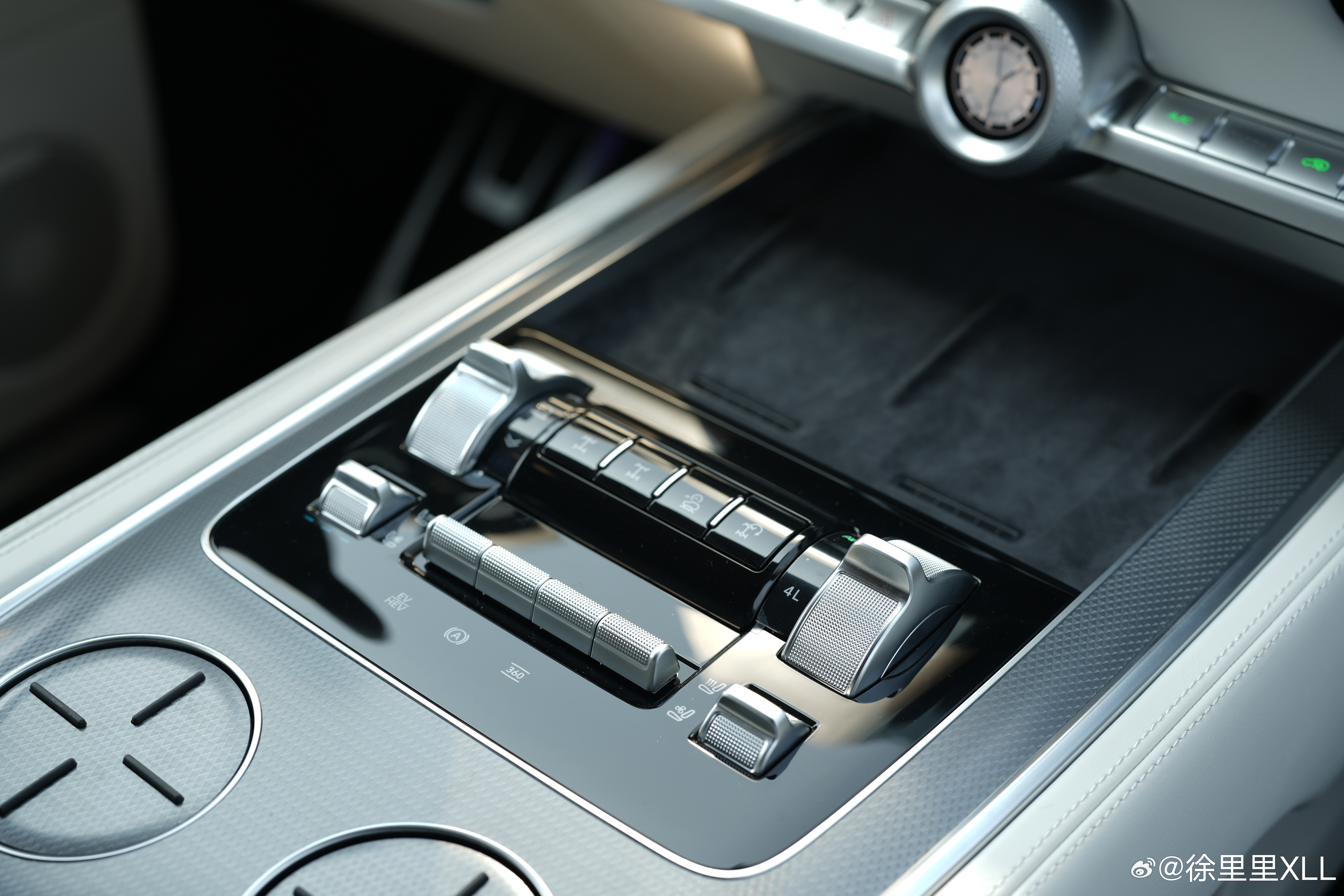 我知道有人对坦克品牌取消传统排挡杆，改用怀挡颇有微词。他们认为，怀挡给人的感觉很