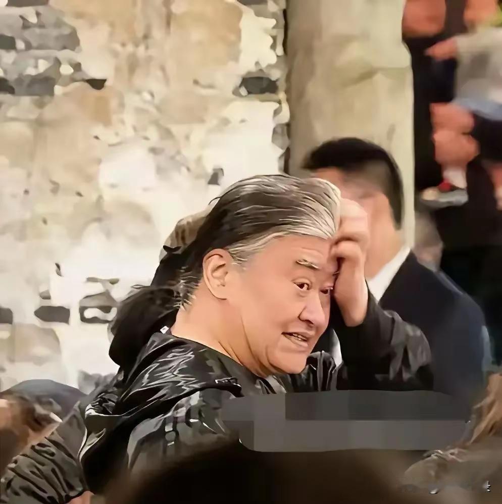 刘欢被抓拍 梳着低马尾，头发花白，颈纹堆积，肉眼可见的老了不少！