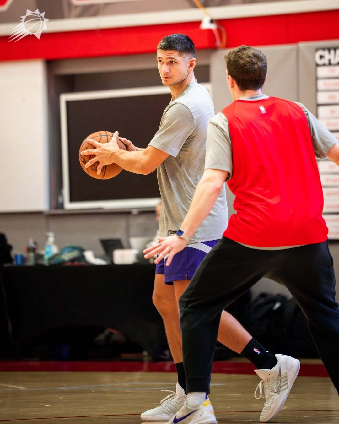 练 ！ 连续客场，球队并未返回凤凰城进行调整，而是继续留在休斯顿训练。菲尼克斯太