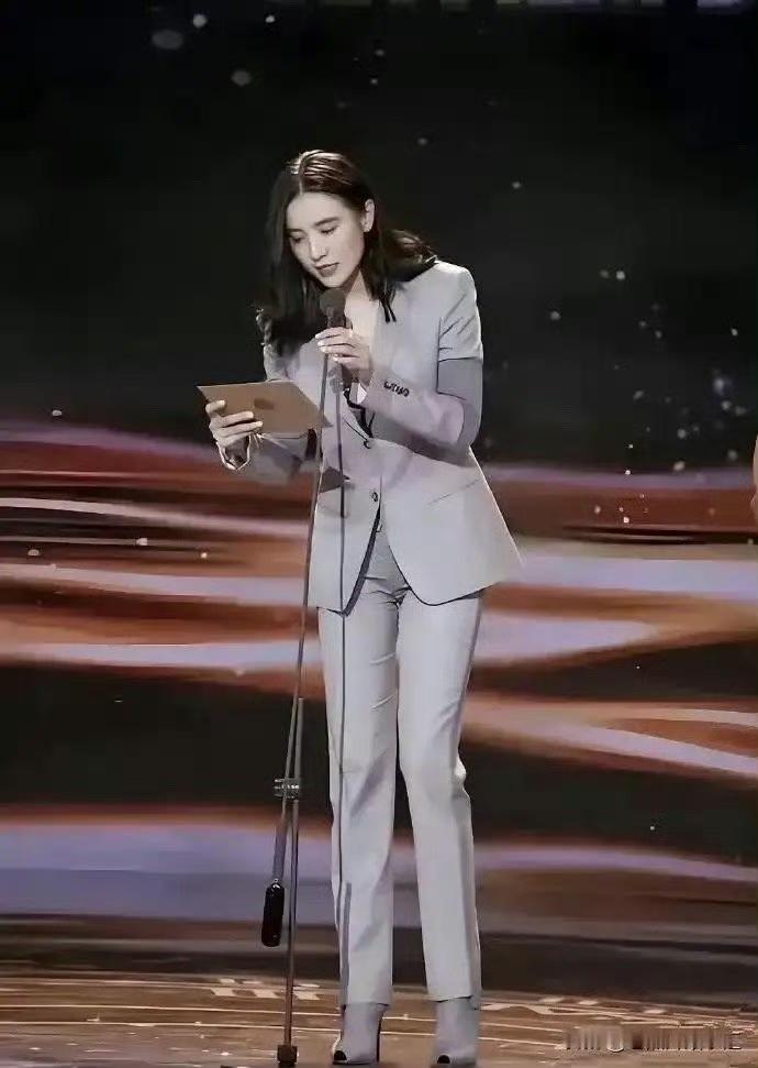 同款西装穿在宋佳与张蕾身上，竟成了照妖镜——宋佳松弛抬肩时，西装裹着的肩颈线条被