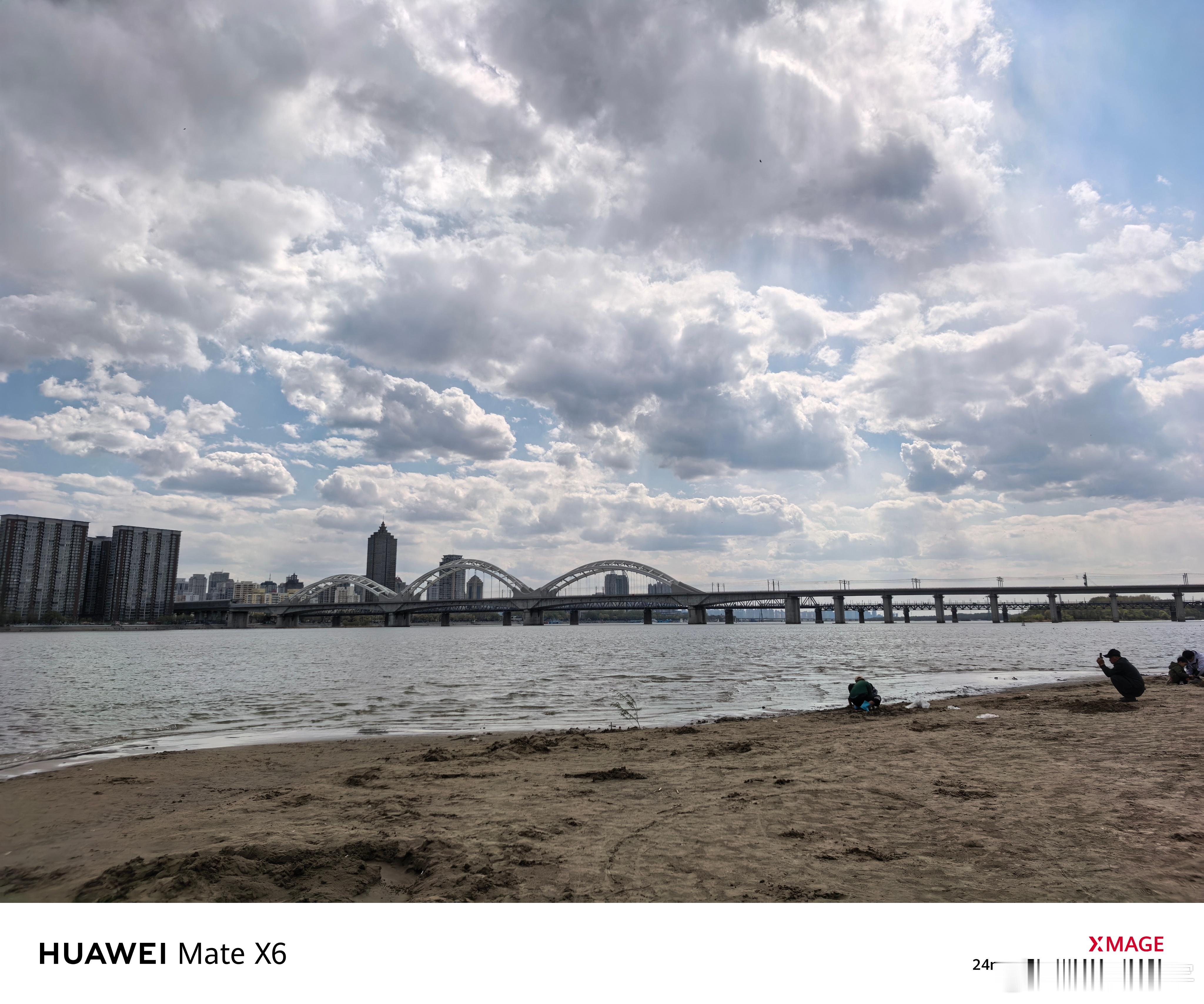 写了四天作业发现忘装笔芯今天好几家孩子一起出去郊游，有一家孩子为了今天能出来玩，