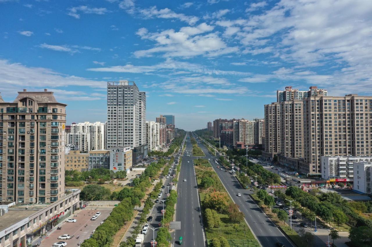 蓝天白云定会如期而至城市风景一角街景随拍今天的天空特别美看窗外的世界随拍每一帧都