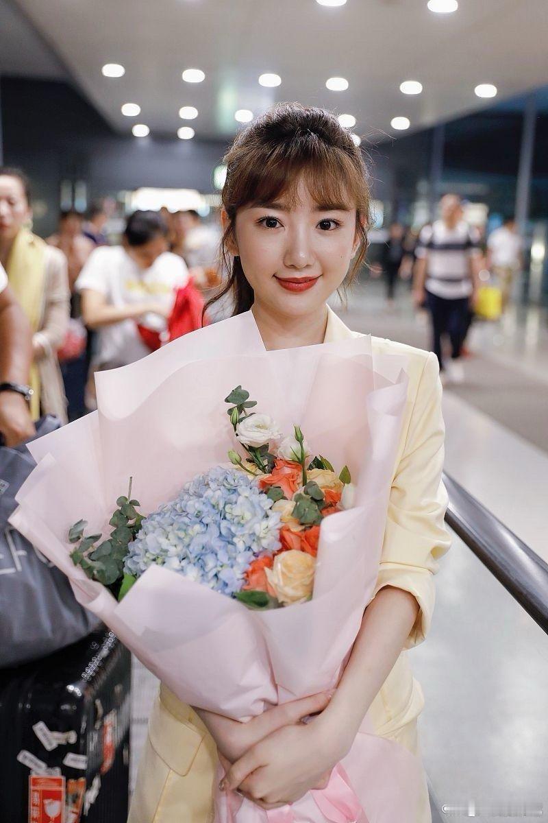 生活中的毛晓彤，也是妥妥的小美女一枚呀！甜美可爱又有气质！ ​​​