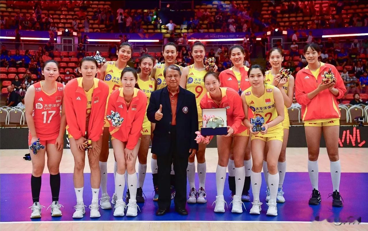 这是中国女排二队参加总决赛赛后的合影。

朱婷，袁心玥，龚翔宇，吴梦洁，王梦洁，