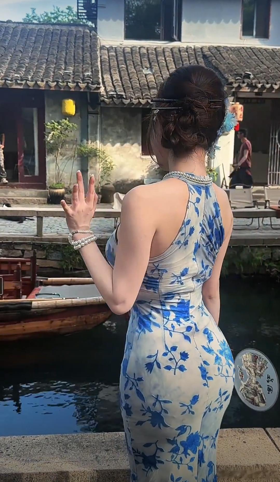 洋洋高锐·红灯笼～吗◎心……在这一刻呀渐渐的热了起来◎她……似一只蜻蜓落在水畔哗