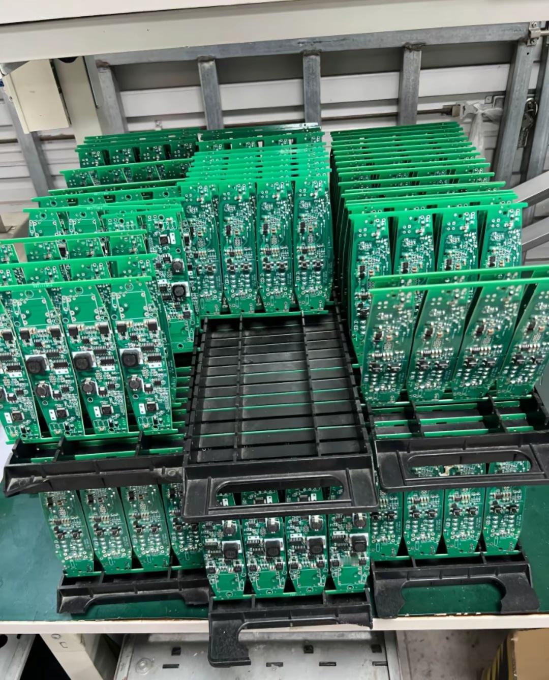 PCB概念股清单： -PCB（印制电路板）作为电子产品的"中枢神经"，承担元器件