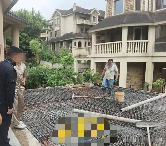 305平豪宅变“违建堡垒”？重庆业主硬杠城管，这场“身心博弈”谁赢了？

诸位朋