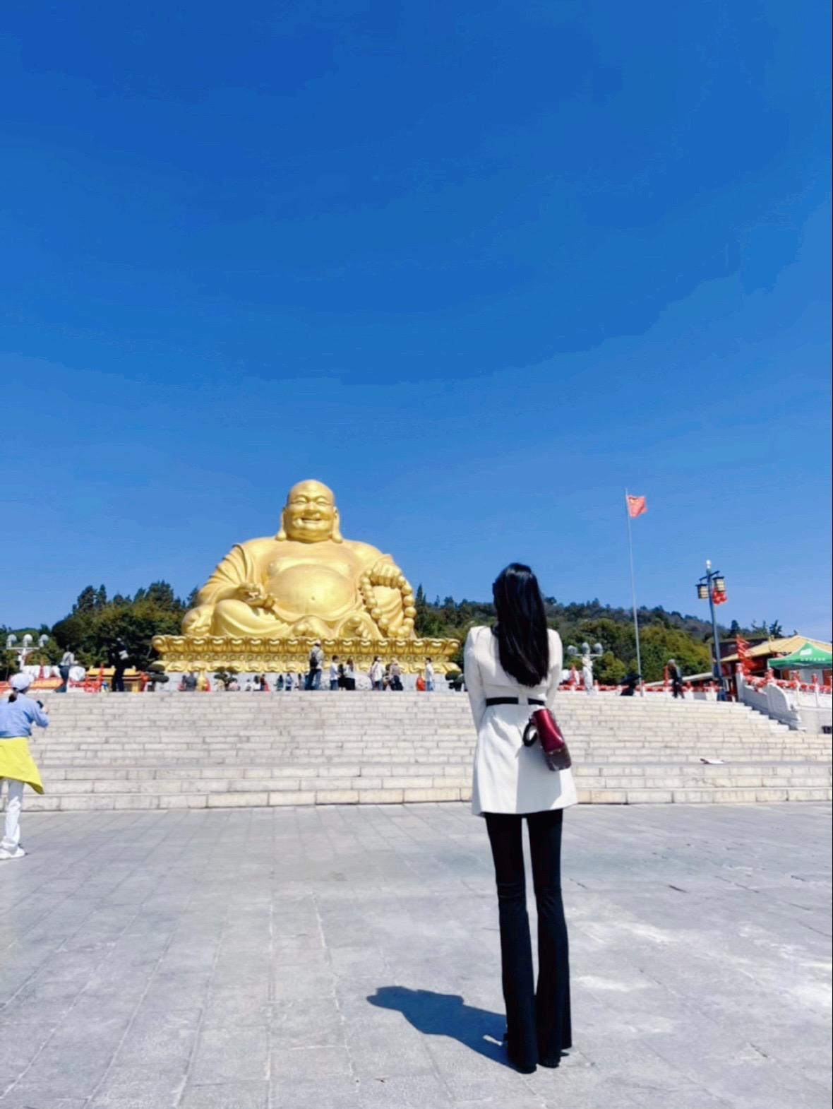 向前看 别回头 时间不会只停留在过去 你也不能永远只活在那一刻