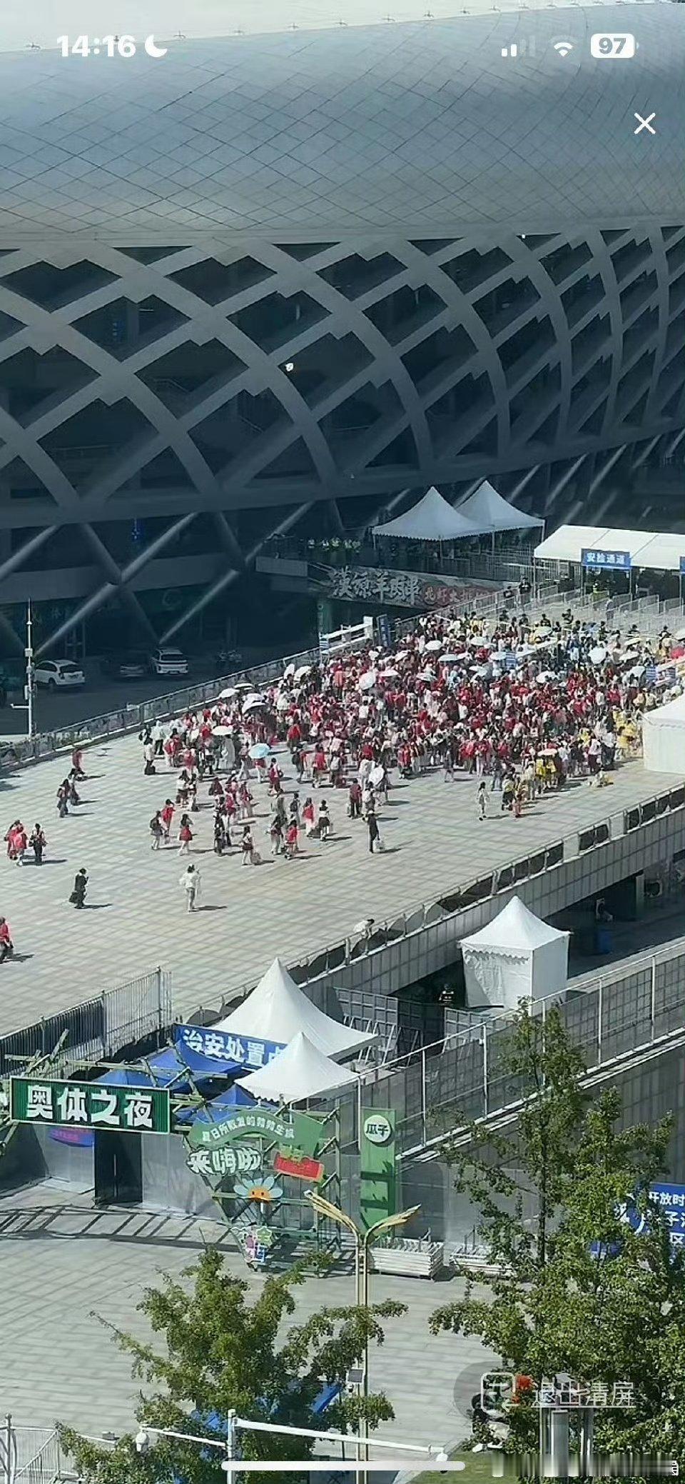 场外好多苏新皓粉丝 徐州演唱会场外人气爆棚，满眼都是苏新皓的应援色，粉丝们安静排