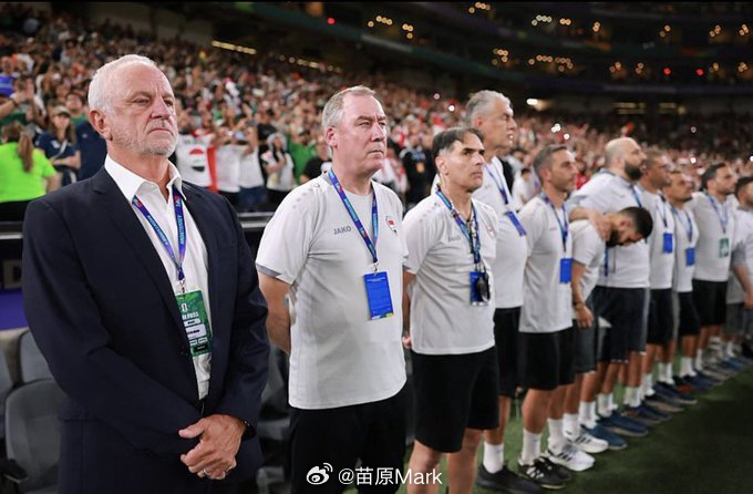 找对人了！伊拉克球迷排队给袋鼠教练组道歉：太感谢你们了，刚开始没人相信你们，球迷