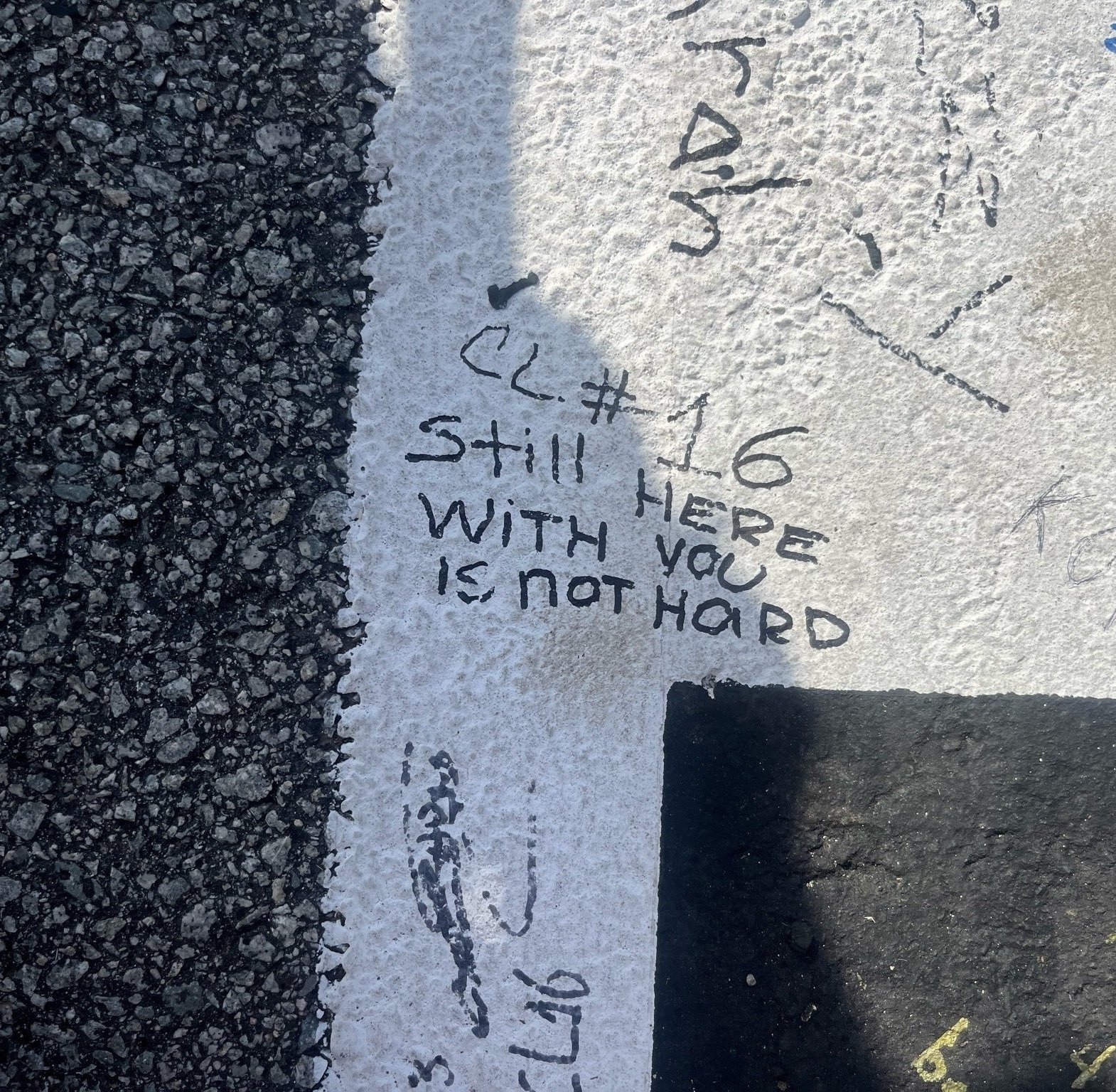 F12026F1巴塞罗那大奖赛 有勒克莱尔车迷在发车格上刻字 