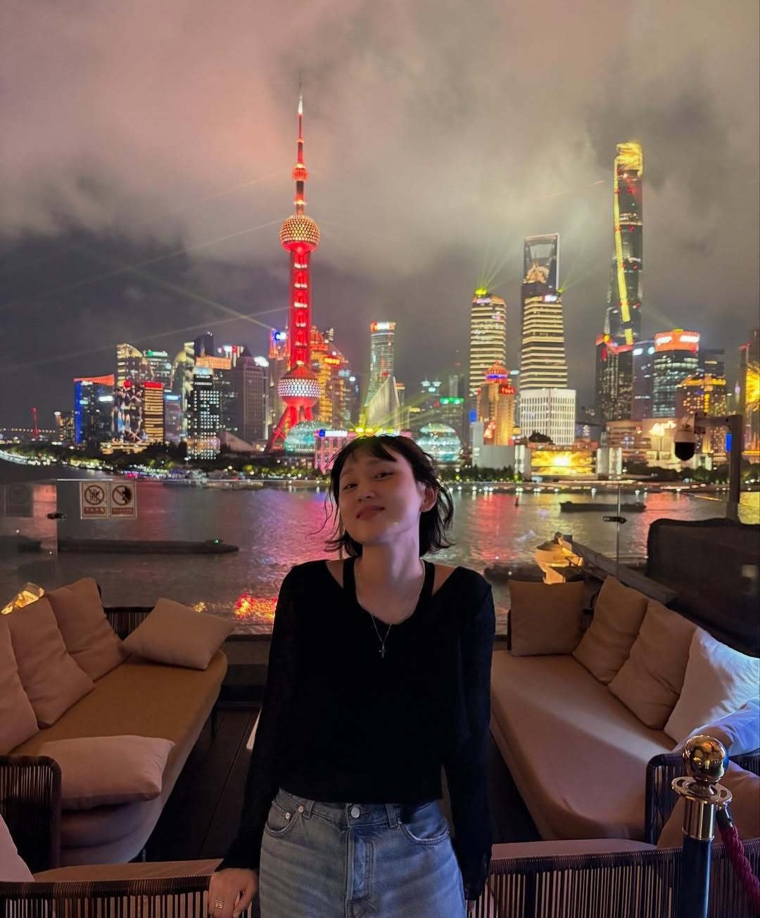 《请回答1988》宝拉来上海旅游，偷拍快递员趴在车上休息、地上空瓶子的照片，引发