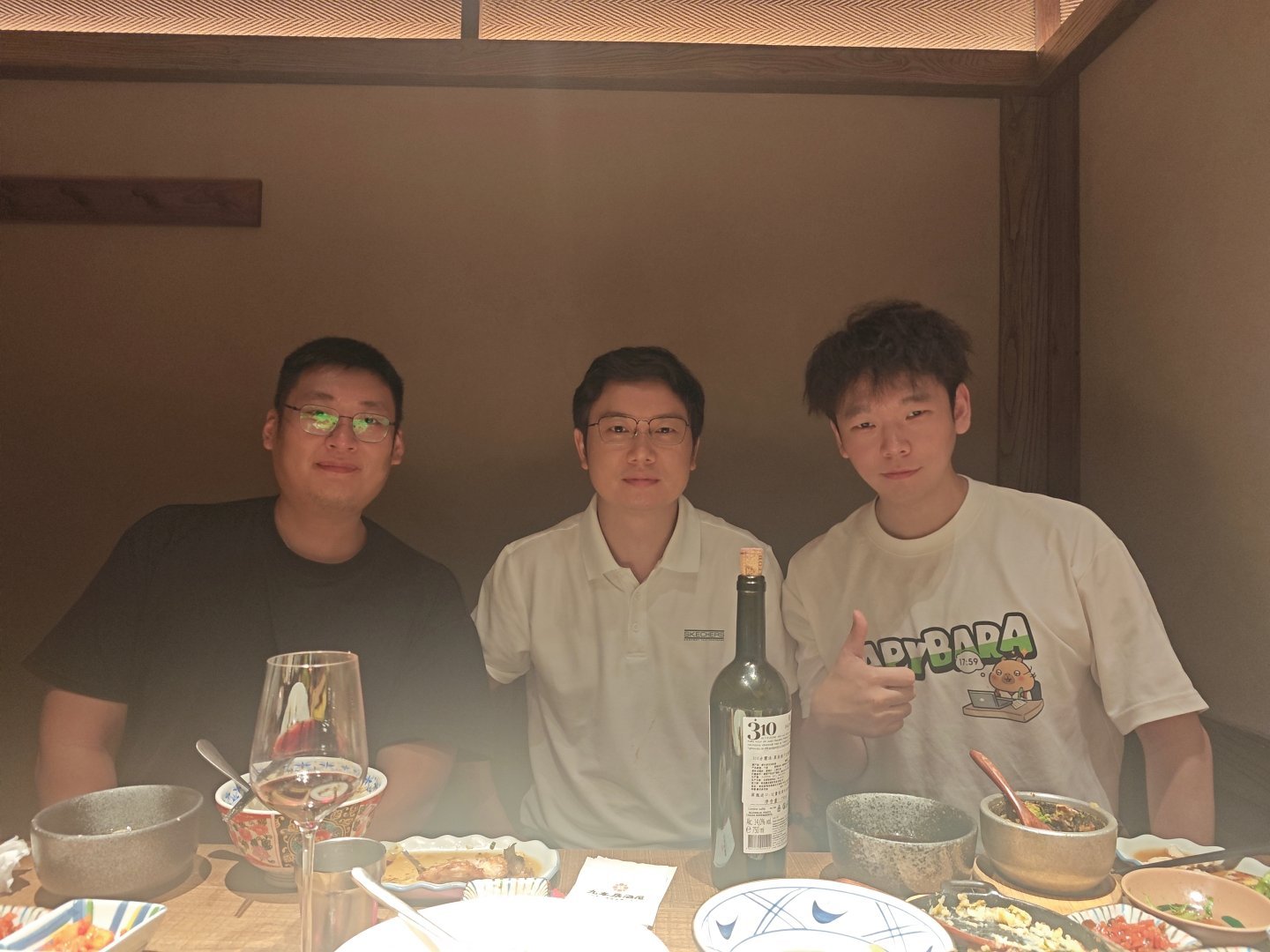新东方的老师都很优秀，坐在我旁边的分别是武大英语专业，教育学博士，集团大咖的谭剑
