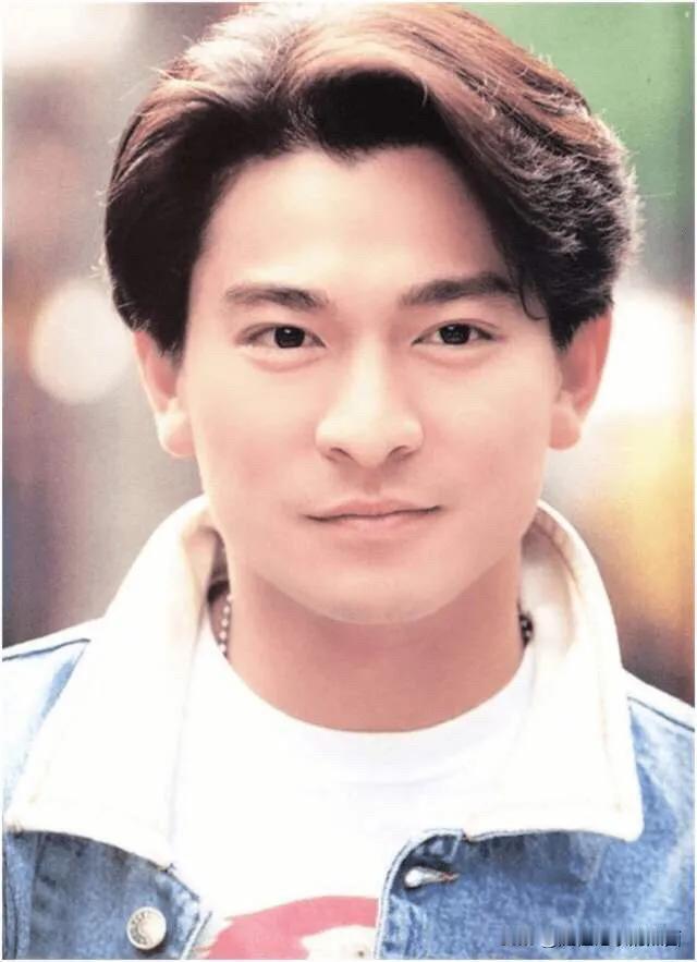 两位男明星年轻时候的模样，第一眼看过去还是刘德华的五官立体，整体上比黎明耐看一些