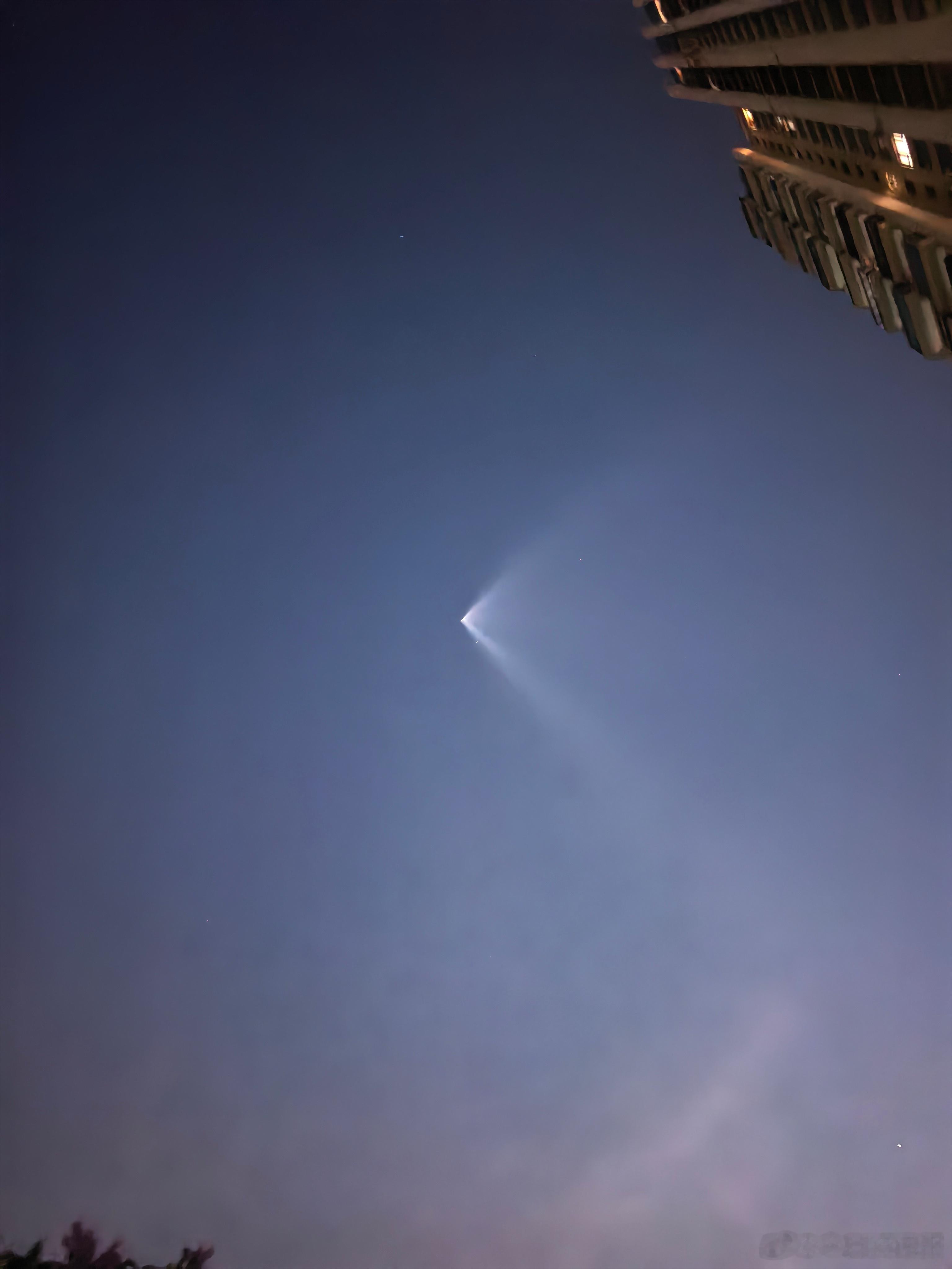 深圳不明飞行物随手拍天空 今晚深圳上空突现不明飞行物……