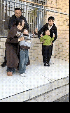 成长的差异，好像看着也挺明显的，一个农村，一个城里[快哭了]