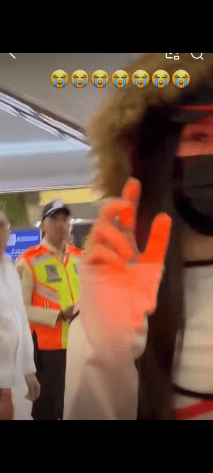 看一下她身后群众的穿着，我鱼带这个帽子的作用是？帽子上还有个rose