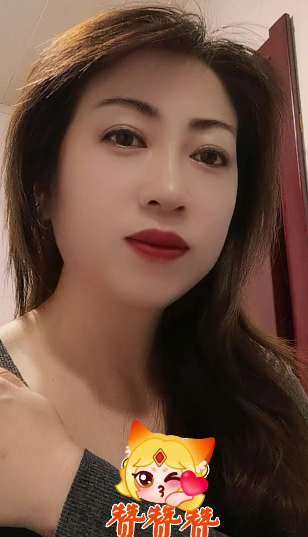 我本就是平凡人，不必强求惊艳四座，不必刻意照亮他人，能温暖自己已足够，也能在寂静