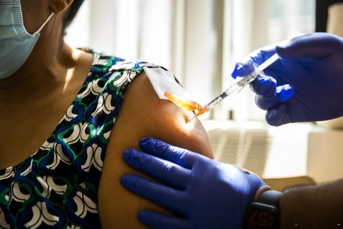 美国食品药品监督管理局正在调查新冠疫苗是否可能导致部分成年人死亡，这是一次安全性