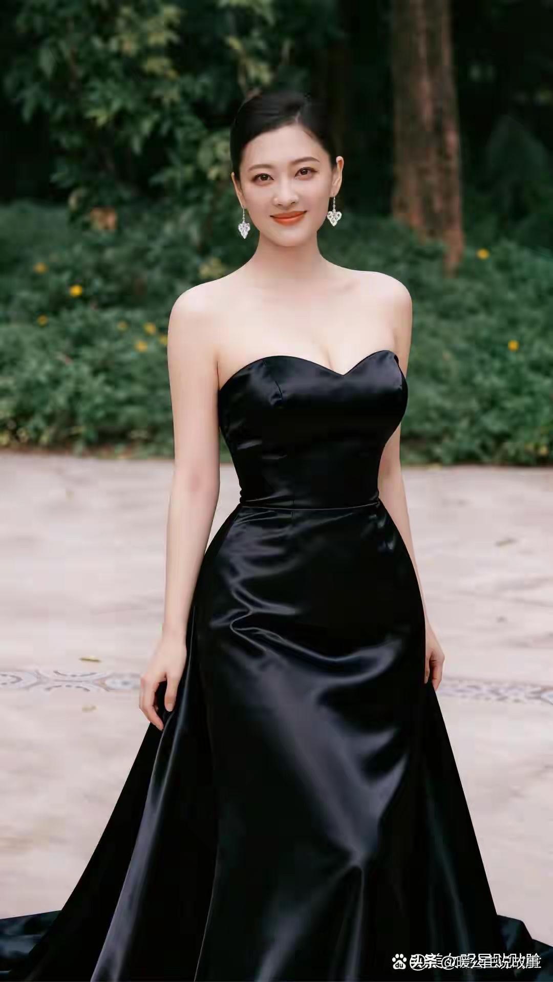 49岁梅婷状态绝了！黑色抹胸长裙勾勒曲线，温婉大气美到骨子里梅婷贵妇气场 梅婷身