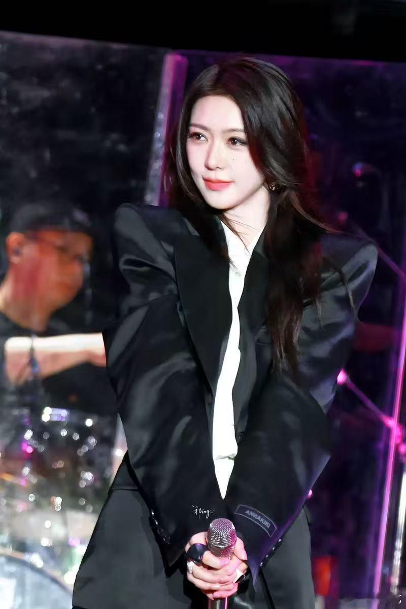 薛凯琪魅惑扫射音乐节被薛凯琪美到失语，魅惑扫射动作干脆又撩人，太圈粉 