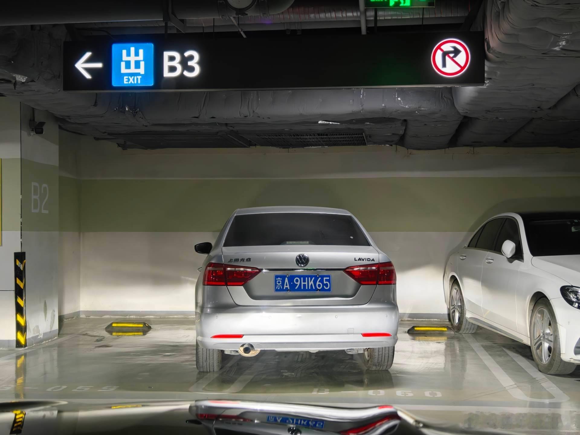 这停车技术够厉害的，停车场以后能不能摄像头引入ai，这种跨位的起码收他们双份停车