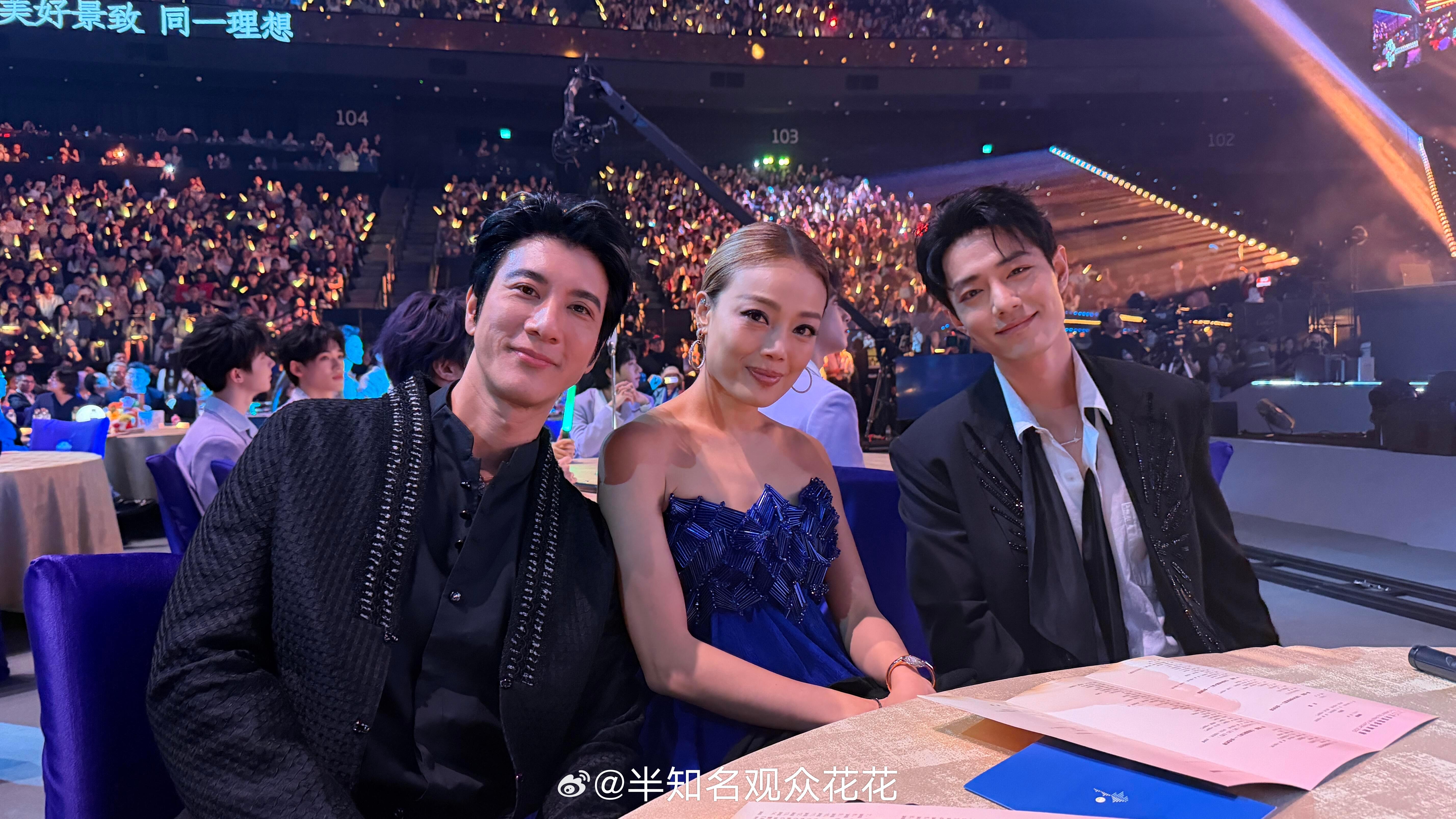 权威的一桌容祖儿晒与肖战王力宏合照 ​​​
