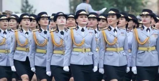 世界上最安全的两个国家，一个谁也打不过，一个谁也不敢打。世界纷纷扰扰，但有两个国