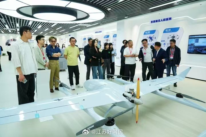十五五新江苏跃马扬鞭看江苏 不止科创制造齐升级，城乡角落都透着新气儿——村口有了