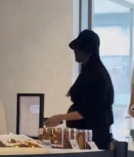 理想汽车CEO被爆将迎来第六娃，富豪们为什么喜欢生孩子？
近日，有网友拍到李想一