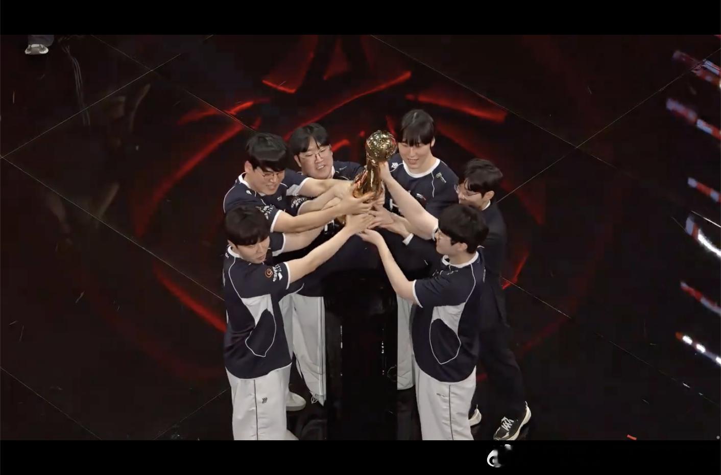 【2026季中冠军赛决赛  BLG 2-3 HLE】捧杯！2026MSIHLE战