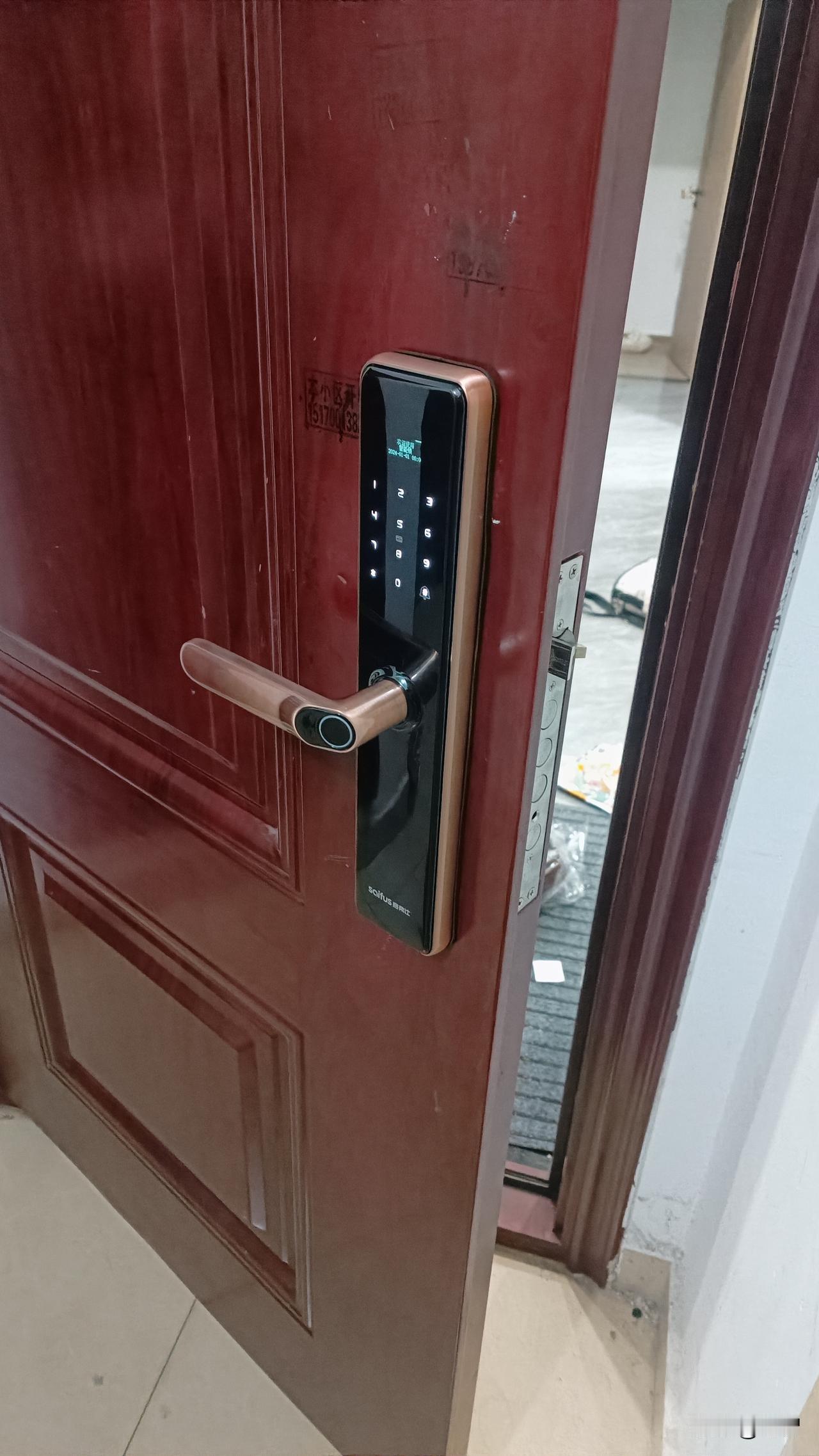 指纹锁追求安全，必须是全自动指纹锁，原因如下：
目前市面上大部分半自动跟全自动指