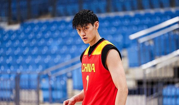 下面是一则关于中国男篮的利好消息！据悉，今天下午中国男篮官宣短训人员变动，增补曾