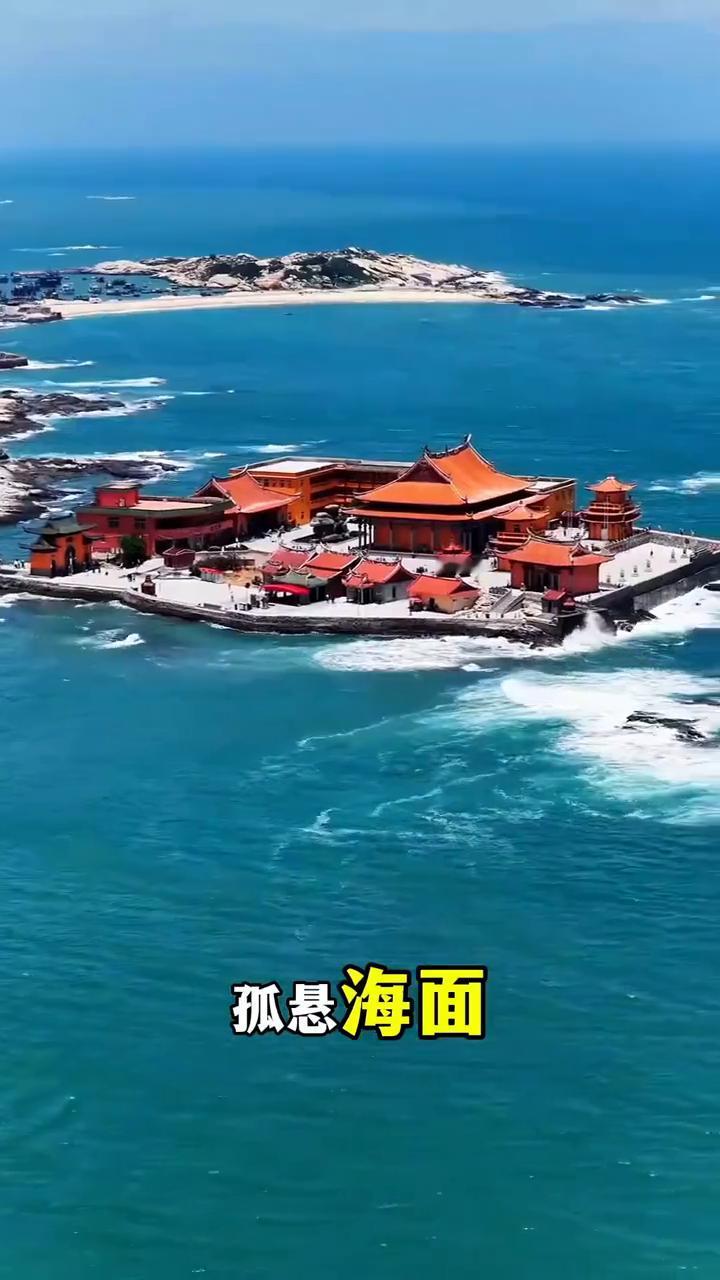 洛伽寺。
这里便是中国最奇特的海上寺庙，孤悬海面，四面环水，被称作现实版的海上佛