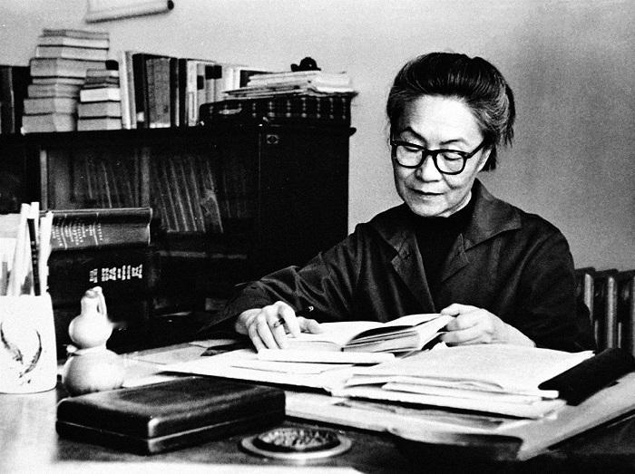 “我们曾如此渴望命运的波澜，到最后才发现：人生最曼妙的风景，竟是内心的淡定与从容