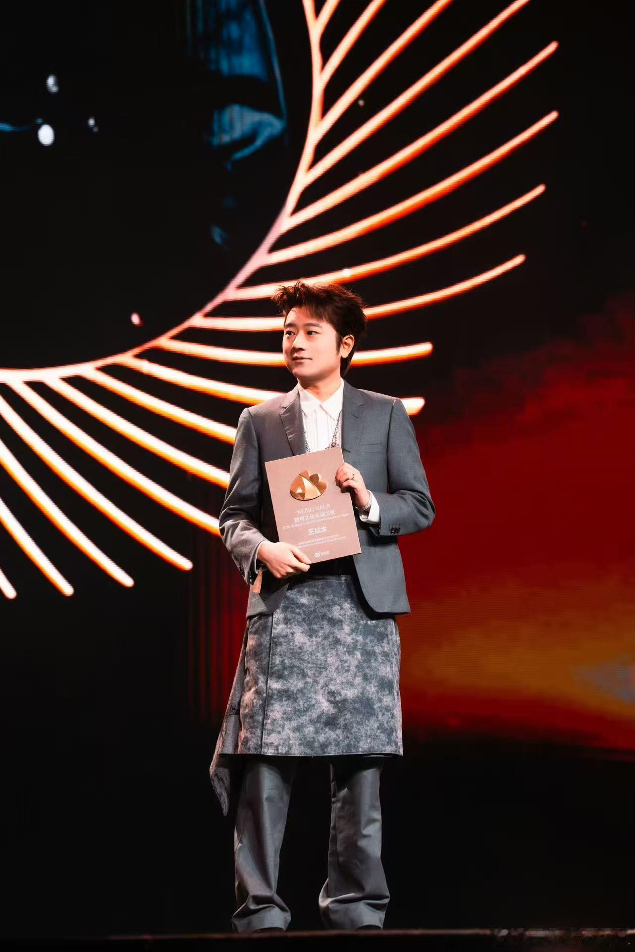 王以太艾热王以太要给曾辉大师课披荆斩棘直播 期待上完大师课之后，曾辉可以在舞台上