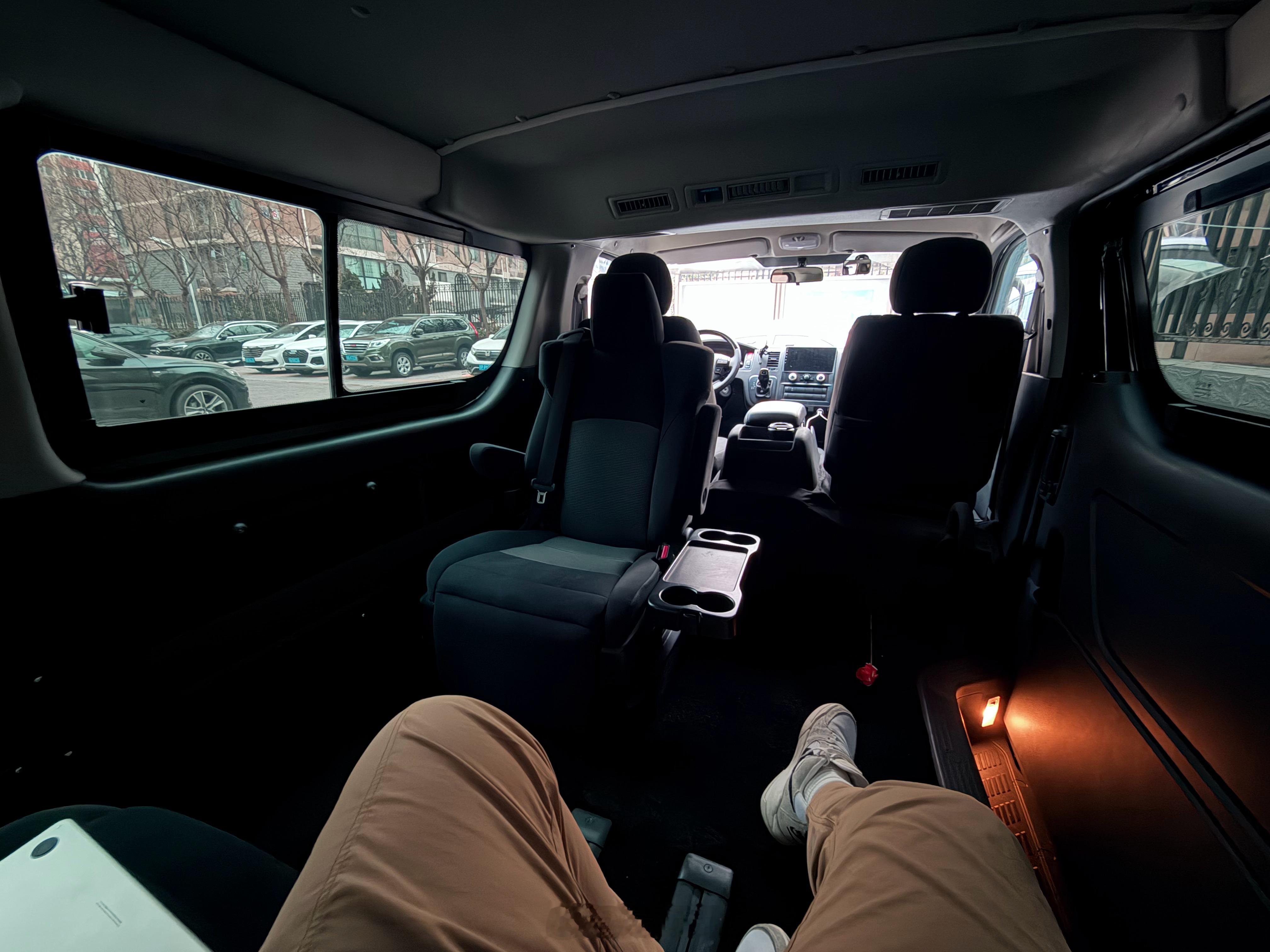 两广运兵车的美妙，坐在后排假装旁边有浩南和韩彬大元的假海狮