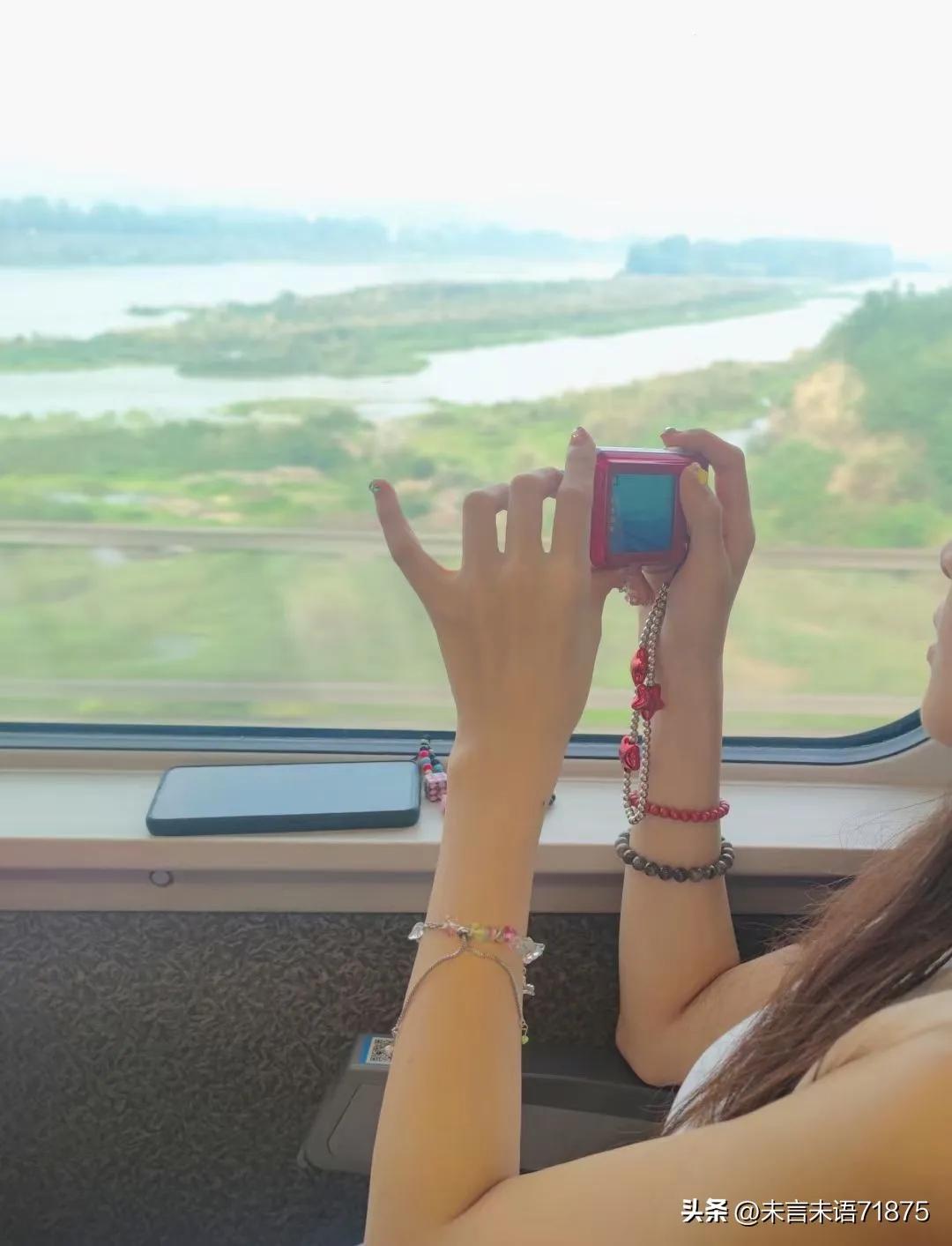 晚上，夫妻俩吵完架，丈夫呼呼大睡，妻子生闷气睡觉，第二天，丈夫照常送孩子上学，晚