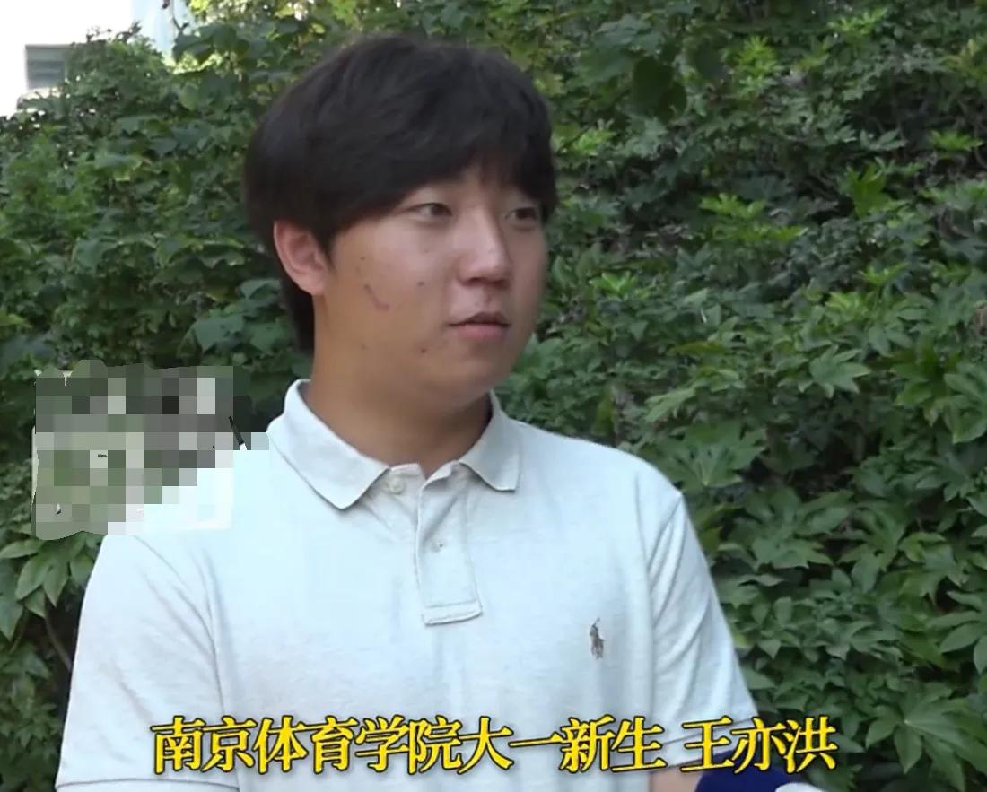 地铁扶梯老人突然滚落！大一新生的一个动作，救下九旬老人


地铁运行的扶梯上，老