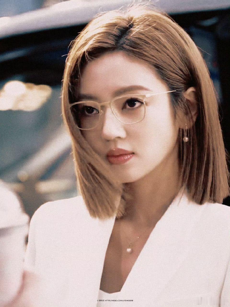 何瑞贤首部职场剧何瑞贤的首部职场剧也太让人惊喜了！饰演的辛特助一头利落短发超飒，