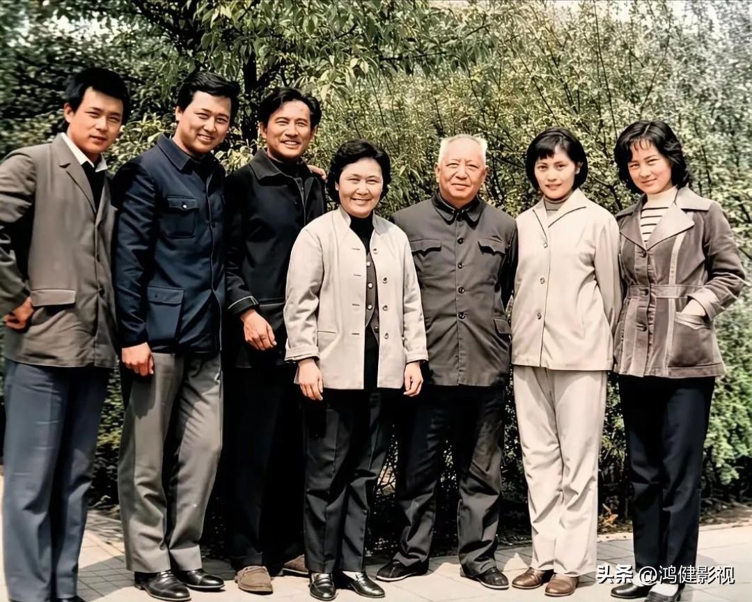 仔细看，能认出5个面孔的，承认你是影迷中佼佼者！
这是80年代演员们参加活动时留