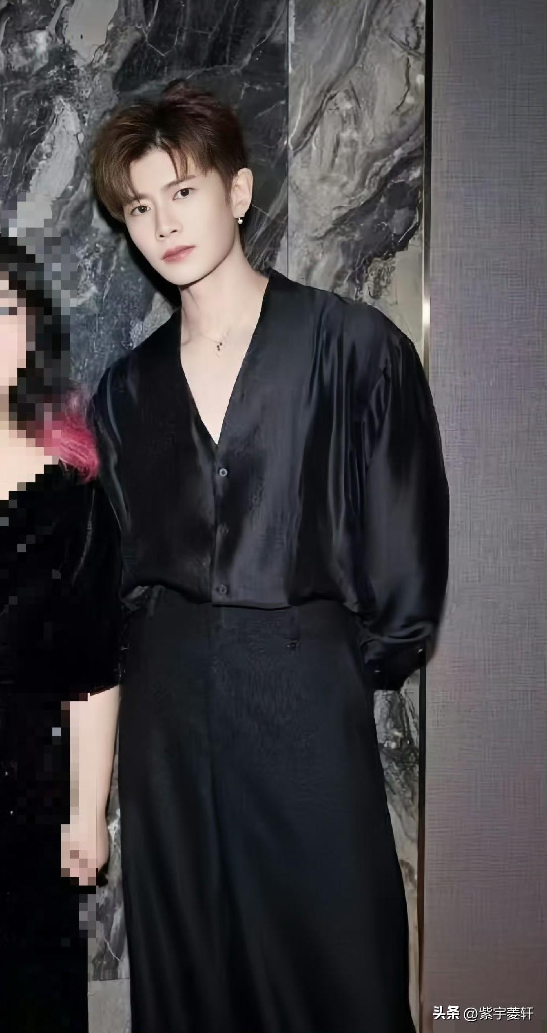 谁能想到这件宽松衬衫下面藏着硬旮瘩，[捂脸][捂脸]没露之前一直觉得任嘉伦很自律
