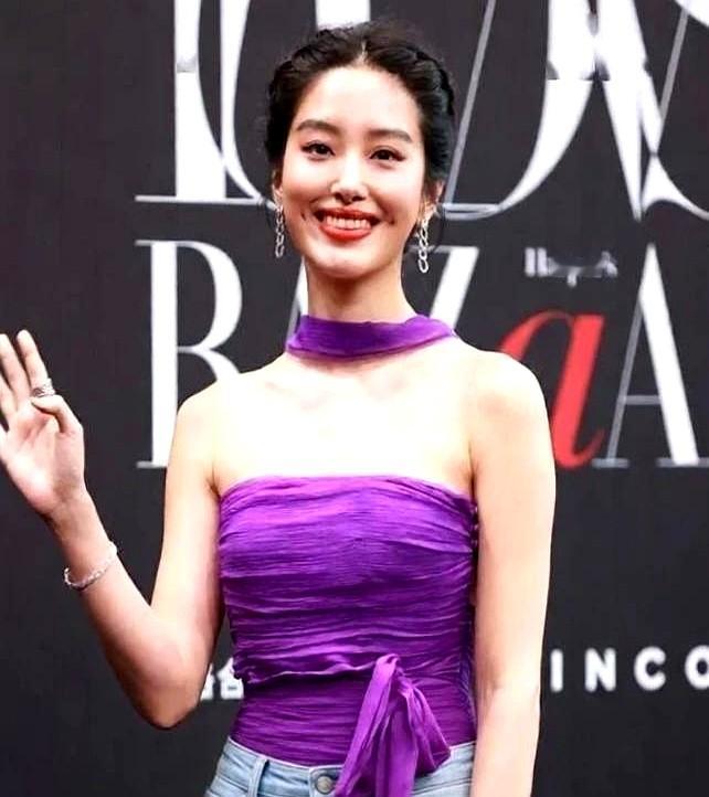 别人在红毯上拖着大裙摆，杨采钰直接套了条紧身牛仔裤就上来了。

时尚芭莎的红毯现