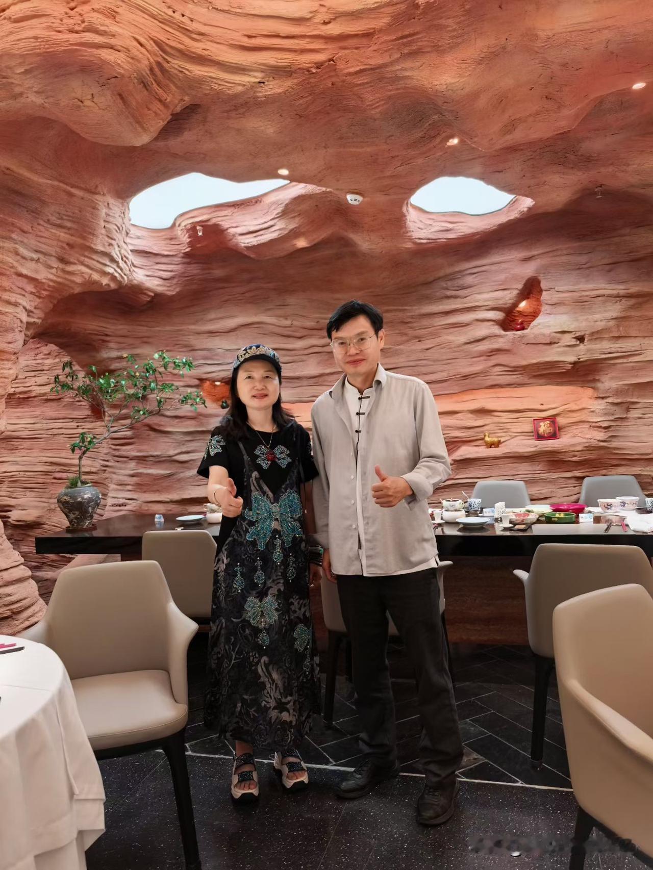 好久不见的凌姐，竟然在华总课程的晚餐上偶遇了～
她又准备回来做餐饮创业，还是那股
