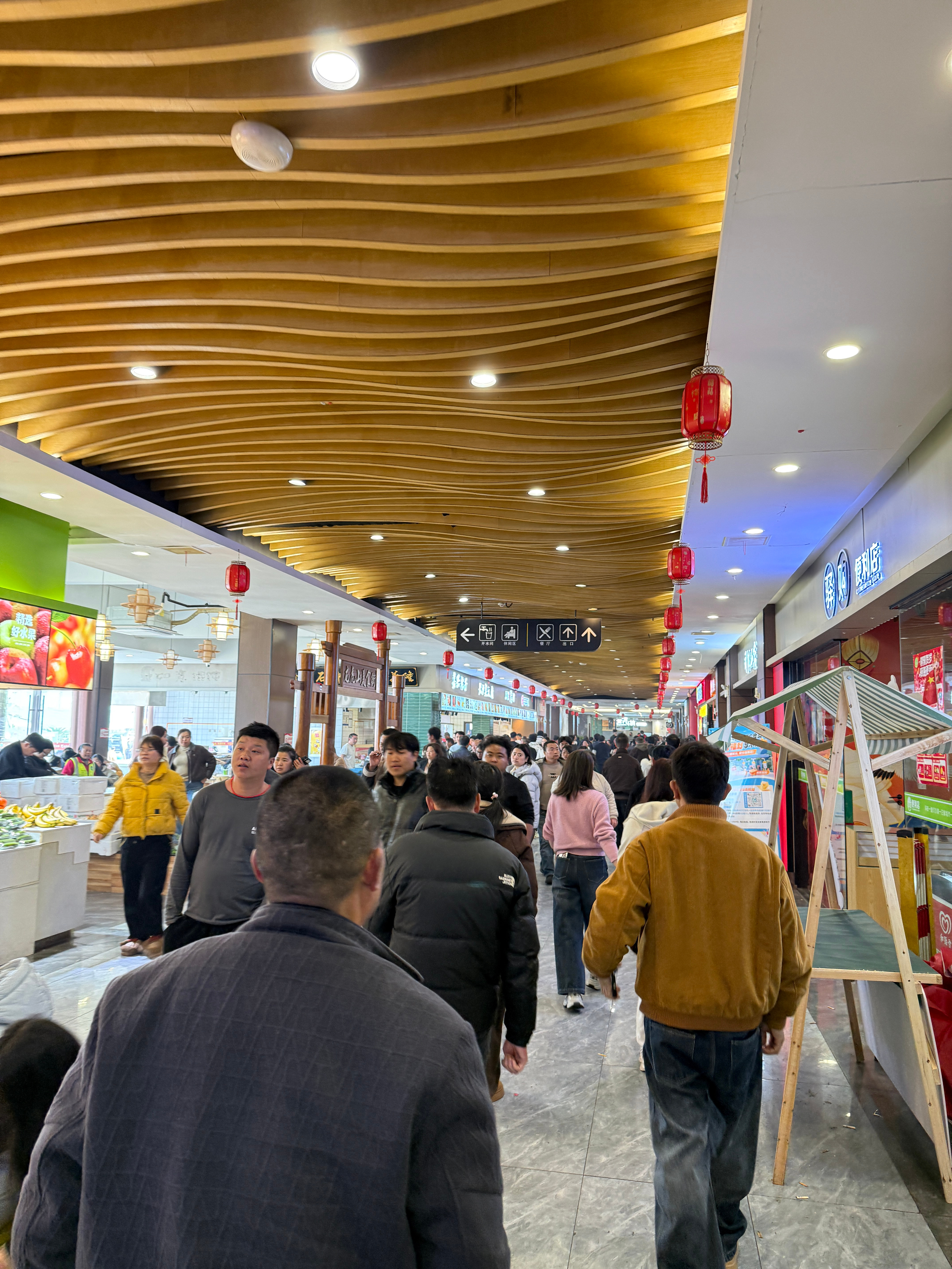 不就是个周六么？沪昆高速龙虎山服务区人流整得和春运一样