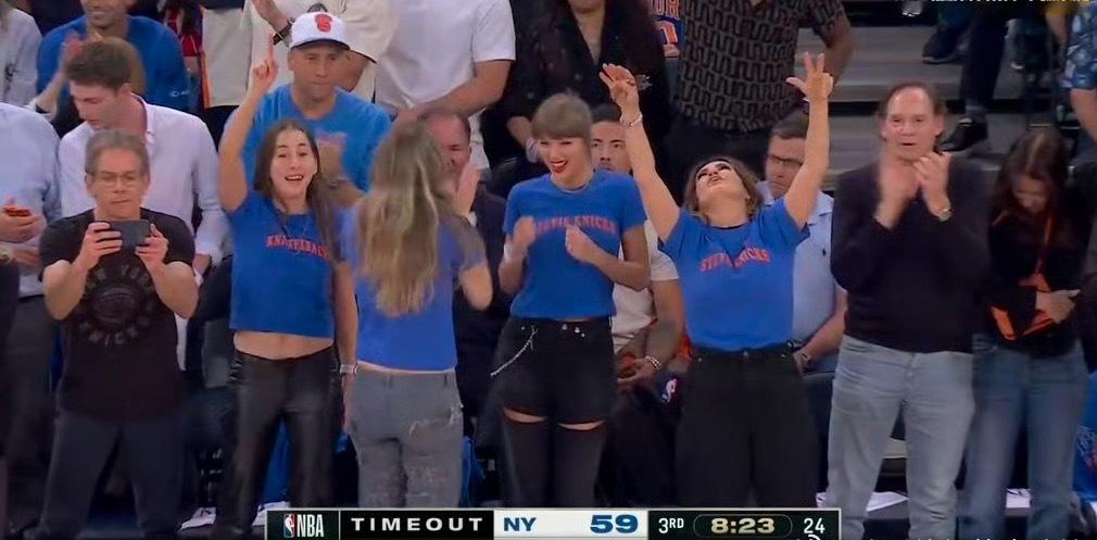 NBA 马刺战术暂停 霉霉舞蹈起来了