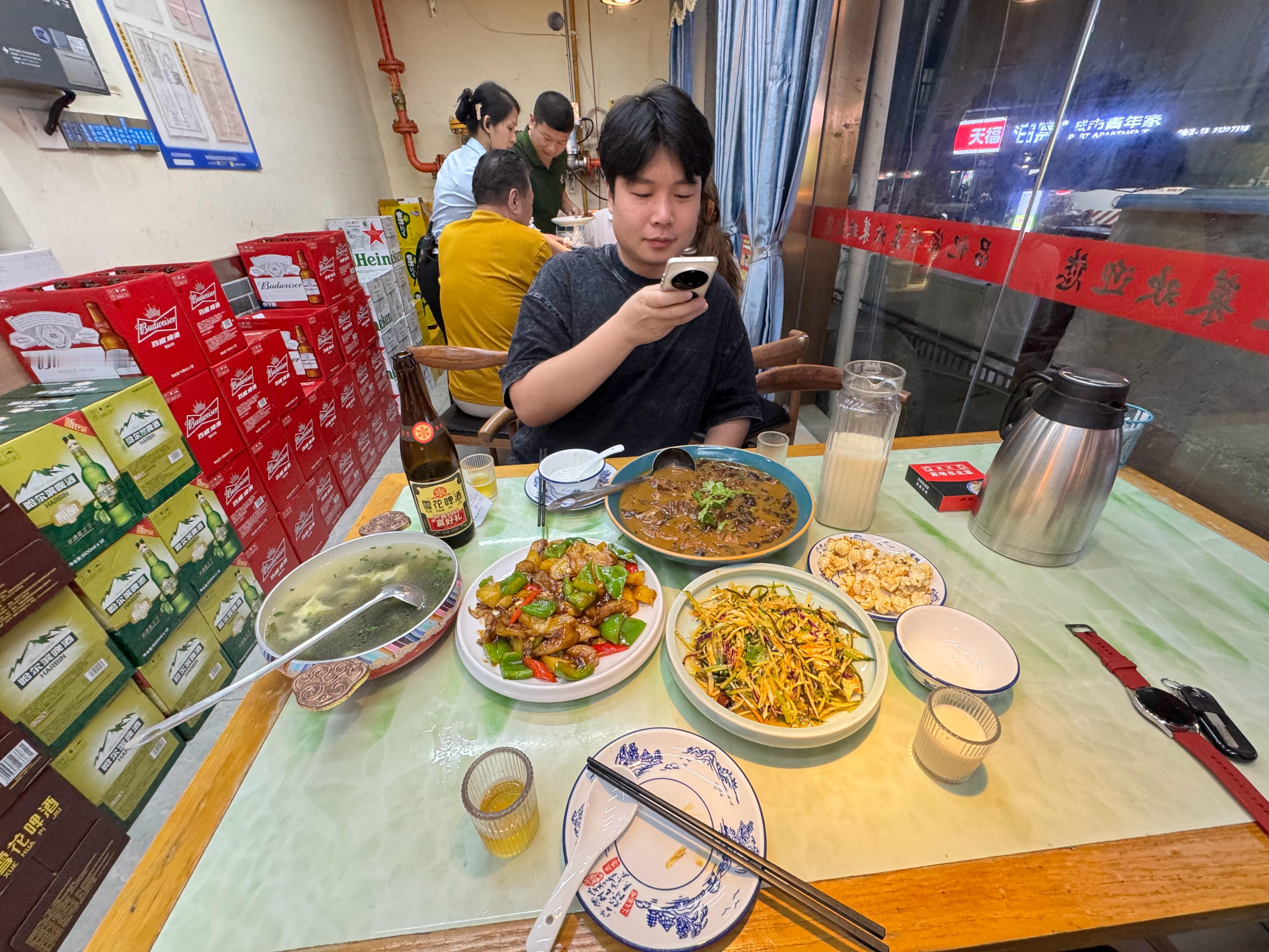 在趣评测上班7年时间的同事离职了，因为他刚结婚不久，想和媳妇在一座城市上班。他请