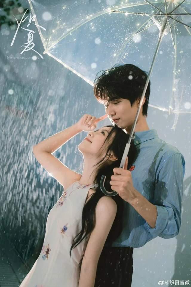 周挽坦白高一军训就暗恋他，陆西骁当场红了眼，只哽咽一句：我来晚了。
分开十年再度