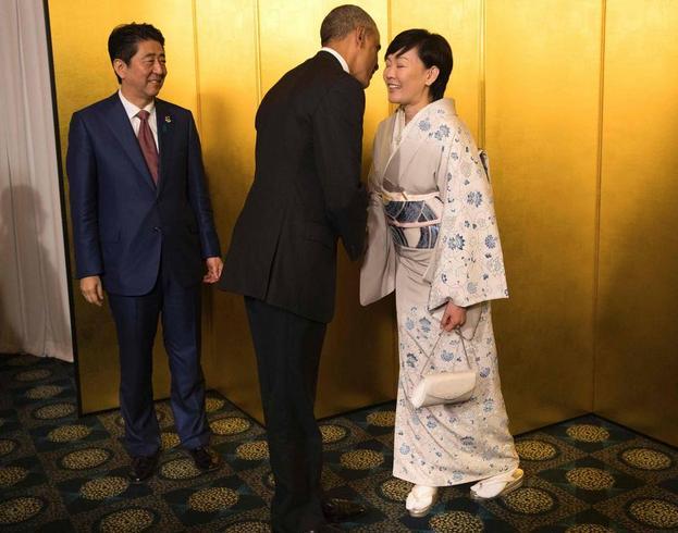 安倍怕是要气得从坟里爬出来。真的。他的老婆安倍昭惠，在他走后，小日子过得那叫一个