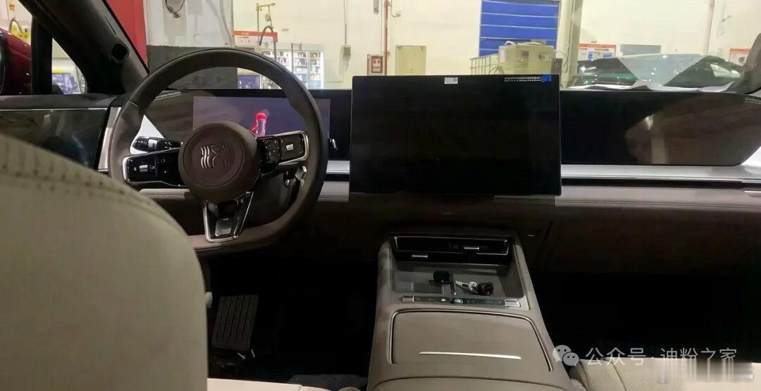 疑似比亚迪“大汉”的内饰照，整体风格感觉和海豹08的内饰官图有些框架上的相似之处